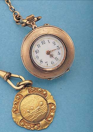 DAMENTASCHEN/ANHäNGEUHR, SCHWEIZ UM 1904, ROSE-G. 585/000, EMAILBL. FEIN HAARR., RüCKS. BLüTENDEKOR, MONOGR.-SPIEGEL FREI, ...