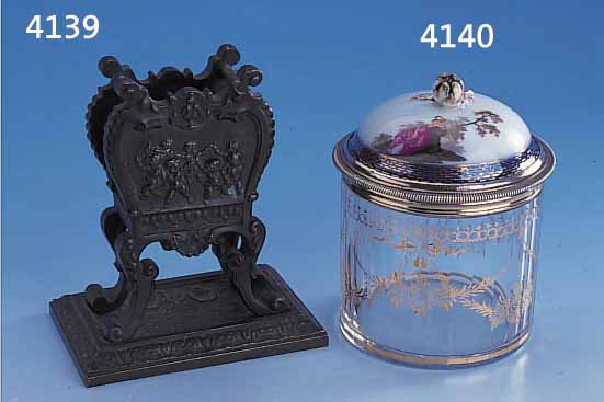 DECKELDOSE, FRANKREICH UM 1900, KORPUS GLAS, WOHL BACCARAT, FACETTIERT, GE- SCHNITTEN UND GESCHLIFFEN, KLASSIZISTISCHE GOLDMALEREI, ...