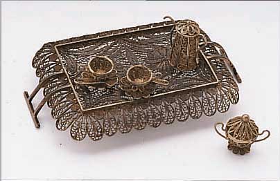 PUPPEN- BZW. MINIATURGESCHIRR, DEUTSCH UM 1900, 800ER SILBER, FILIGRANARBEIT, FüR DEN NIEDERLäND. MARKT GEMACHT, BEST. AUS: KANNE, ...