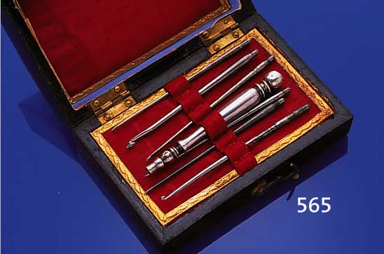 HäKELNADELGRIFF MIT 6 AUFSäTZEN, DEUTSCH UM 1830, GRIFF MASSIV SILBER, GEPRüFT, ARBEITSTEILE METALL, ORIG.-NUßBAUMKäSTCHEN MIT ROTEM SATIN ...
