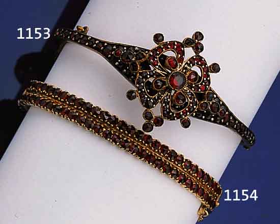 ARMBAND UND ARMREIF MIT GRANATEN, 50ER JAHRE, SILBER VERGOLDET, ARMREIF MIT KLAPPSCHAR- NIER, SICHERHEITSKETTCHEN, D CA. 5.5 X 6.5 CM,ARMBANDL. ...