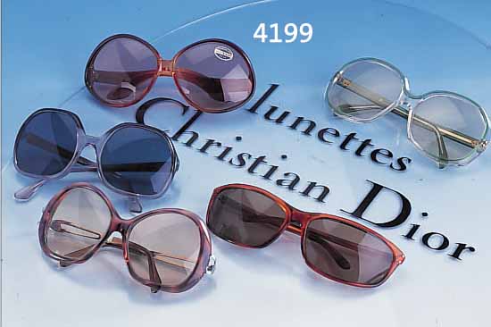 KONV. 50 SONNENBRILLEN AUS DEN 70-80ER JAHREN,AUS OPTIKER-AUFLöSUNG, Z.T. HOCHWERTIG MIT EINGESCHLIFF. GLäSERN, DARUNTER 3X CHRISTIAN DIOR, 12X ...