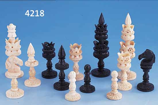 SCHACHFIGUREN, CHINA, BEIN, NACH 1950, GESCHNITTEN, 1 PARTIE SCHWARZ EINGEFäRBT, 1 FIGUR BESCH.