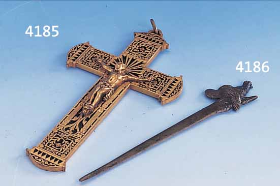 GROßES ANHäNGEKREUZ, SPANIEN ODER FRANKREICH UM 1900, FEINER BRONZEGUß TEILVERGOLDET, BEZ. QUERCIA, VOLLPLASTISCHER KORPUS, L. CA. 19 CM