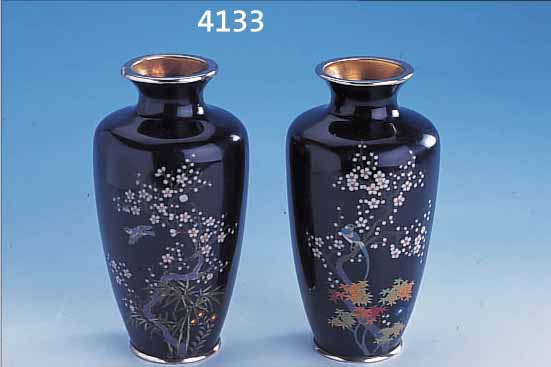 VASENPAAR, JAPAN UM 1910, WOHL ITO, SILBERSTEGE, NATURALISTISCHE DURCHFORMUNG, BUNT FEIN PARZELLIERT, 1 TEIL MIT FEHLSTELLE, ...