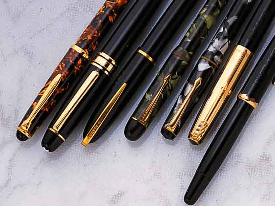 LOT SCHREIBGERäTE 40/50ER JAHRE, BALEKITGEH., Z.T.VERGOLDET, U.A. MONTBLANC, PARKER, WATERMAN, ETC., DARUNTER 6 FüLLER, 1 ...