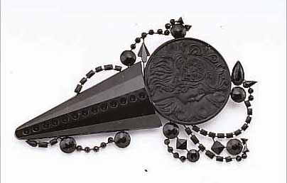 BROSCHE, GABLONZ, CA. 1900, METALL UND SCHWARZES GLAS, SEHR SELTENES U. AUSGEFALL.STüCK MIT FACETT. SCHWARZEN GLASTEILEN, MITTIGPLAKETTE ...