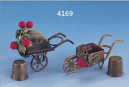 2 FINGERHUTBEHäLTER/NADELKISSEN, BöHMEN, UM 1900, JEW. IN FORM EINER SCHUBKARRE M. ERDBEEREN, SAMTKISSEN, BLäTTER BUNT STAFFIERT,MIT ...