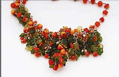 COLLIER U. OHRGEHäNGE M. FRüCHTEN, BöHMEN/GABLONZ CA. 40ER JAHRE, FüR FRANZ. HAU-TE COUTURE, AUFWENDIGER BEHANG MIT BLüTEN, ...
