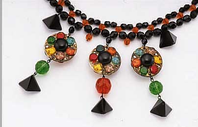 PAAR OHRGEHäNGE UND COLLLIER, BöHMEN/GABLONZ, CA. 60ER JAHRE, FüR PARISER HAUTE COUTURE, FACETT. SCHWARZE UND ORANGEFARB. GLASKUGELN, ...