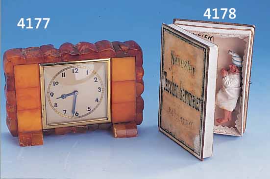 KURIOSA: NEUESTER TASCHENBAROMETER, PATENTIERT DEUTSCH UM 1910, PAPPSCHACHTEL BESCHRIFTET UND MIT GOLDRAND, AUFKLAPPBAR, INNEN MIT SKALAUND ...