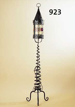 STEHLAMPE, WOHL DEUTSCH, 2. HäLFTE 20 JH., SCHWARZ GELACKTE TRAPEZFEDER ALS SäULE, SCHWARZER EISENSCHIRM MIT BLEIVERGLASUNG (2 GLASFELDER ...