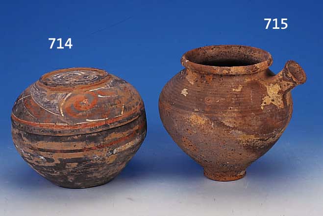 DECKELGEFäß, CHINA, UM 1300 N. CHR., TON GEBRANNT, LEICHT GEBAUCHTE FORM, GRAUER TON, RESTE ROTER UND SCHWARZER BEMALUNG, H. CA. 16 CM, ...