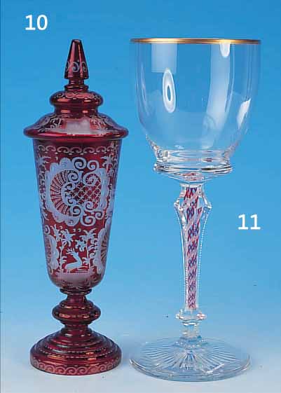DECKELPOKAL, BöHMEN, UM 1900/10, FARBL. GLAS, RUBINIERT, REICHER DEKOR VON LANDSCHAFTEN, JAGDSZENEN UND ROCAILLEN, H. CA. 28,5 ...
