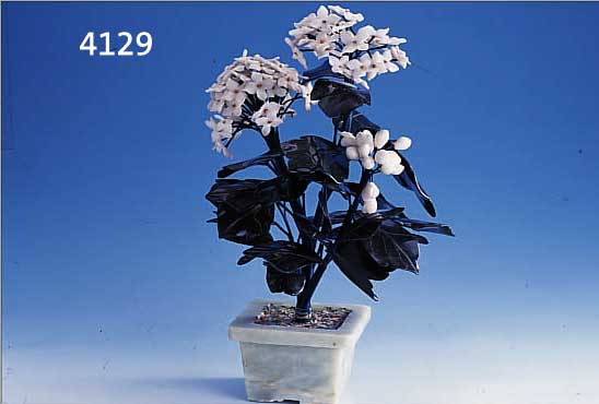 ZIERBAUM MIT BLüTEN, AUS NEPHRIT UND WEIßEM ACHAT, VOLLPLASTISCH GRAVIERT, ZWEIGE AUS DRAHT MIT SEIDE UMWICKELT, H CA. 34 CM