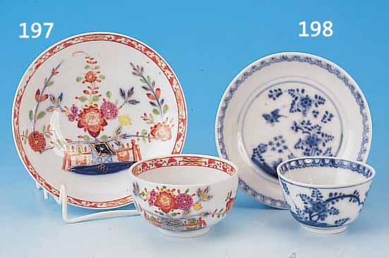 KOPPCHEN MIT UNTERTASSE, MEISSEN, UM 1735, PORZELLAN, BLAUE BEMALUNG UNTER GLASUR, QUALI-TäTVOLLER DEKOR VON INDIANISCHER BLUME, MALER-MARKE W, ...