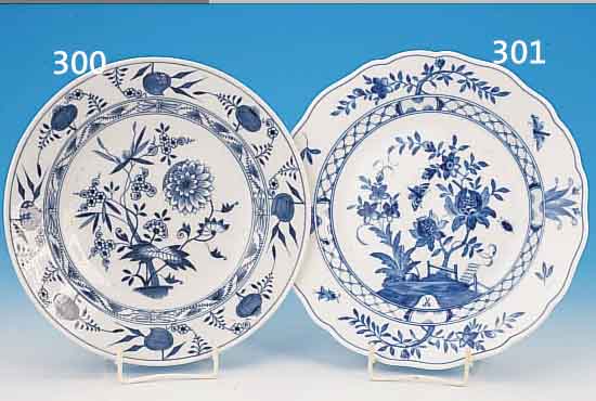 TELLER, MEISSEN, UM 1770, PORZELLAN, BLAUES ZWIEBELMUSTER UNTER GLASUR, QUALITäTVOLLE BE- MALUNG, D. 24 CM, SAMMMELWüRDIG