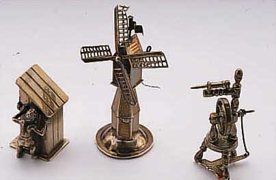 KONVOLUT 3 SILBERMINIATUREN, NIEDERLANDE UM 1900, DARSTELLUNG VON TOILETTENHäUSCHEN MITVOYEUR, SPINNRAD UND WINDMüHLE (FLüGE DREHBAR)H CA. 4 - ...