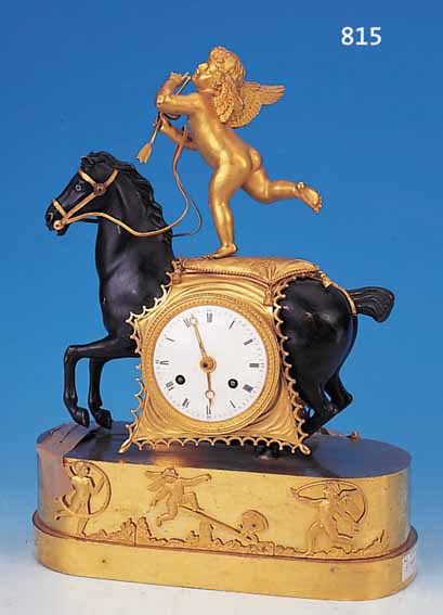 PENDULE, FRANKREICH, UM 1830, VERZIERTER UNDVERGOLDETER BRONZEGUß, IM SOCKEL MIT SPIELEN- DEN PUTTOS, VOLLPLASTISCHER SCHWARZ GEFAßTER ...