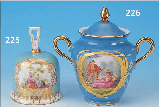 ZUCKERDOSE MIT DECKEL, PARIS, UM 1860, PORZELLAN, TüRKISBLAUER FOND, BEIDSEITIGE BUNTE BEMALUNG IN JE EINER OVALEN KARTUSCHE, ...