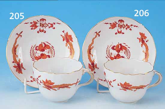 TASSE MIT UNTERTASSE, MEISSEN, 20. JH., PORZELLAN, REICH BEMALT, ROTER DRACHENDEKOR, GOLDGEHöHT, TASSENH. 6,5 CM