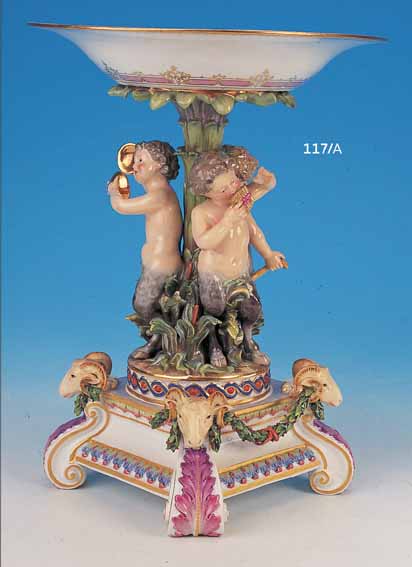 TAFELAUFSATZ, MEISSEN, UM 1890, 1. WAHL, PORZELLAN, H. 32 CM, TELLER MIT DREI SPIELENDEN, PUTTI UND ...