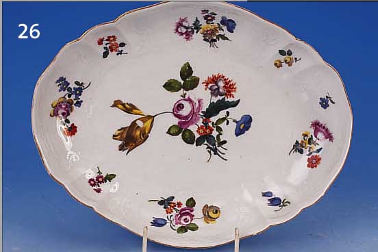 OVALE SCHALE, MEISSEN, UM 1740/50, POR- ZELLAN, 25 X 20 CM, GOLDRAND, EIN GROßES UND VIER KLEINE BOUQUETS, MALEREI Z.T. MIT ALTERS-BED. ...