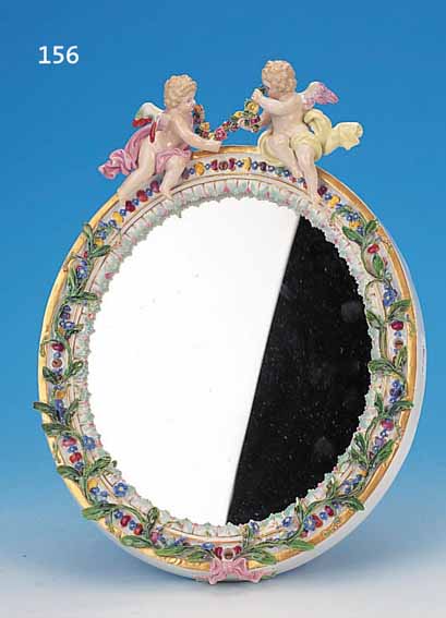 SPIEGEL, MEISSEN, UM 1880/90, PORZELLAN, 33 X 21 CM, APPLIZIERTE BLüMCHENDEKOR, BEKRöNUNG IN FORM ZWEI ENGELCHEN, L. REST. PRUNKVOLL, ...