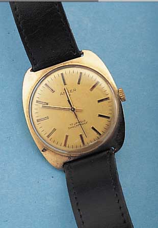 ANKER HERRENARMBANDUHR, DEUTSCHLAND UM 1964,GG 333/000, BODEN GEDR., 17 ST., HANDAUFZUG- KAL. PUW 560, RINGUNR., FLACHSPIR., STOßGES., LEDERB., EZ ...