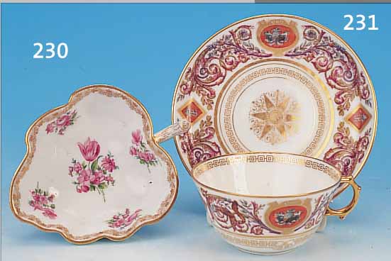 TASSE MIT UNTERTASSE, SEVRES, CHATEAU FONTAIN-BLEAU, DAT. 1846, PORZELLAN, FEINE BUNTE BE-MALUNG, UMLAUFEND REICHER BLATTRANKENDEKOR, TASSE AUCH ...