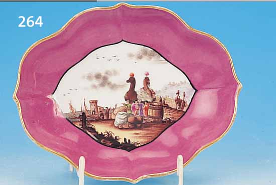 OVALE ZIERSCHALE, MEISSEN, UM 1735-38, PORZELLAN, MAUVEFARBENER FOND, FEINE BUNTE BE-MALUNG, VIELFIGURIGE KAUFFAHRTEISZENEN IN ...