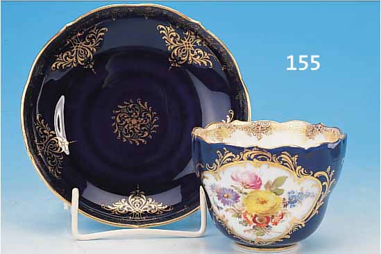 TASSE MIT UNTERTASSE, MEISSEN, UM 1860/70, PORZELLAN, KOBALTBLAUER FOND, BUNTE BEMALUNG, SCHöNES BLUMENBOUQUET IN GROSSER KARTUSCHE ...