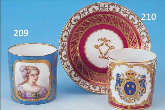 TASSE MIT UNTERTASSE, SEVRES, UM 1880, PORZELLAN, PURPURFARBENER FOND, GROSSE KAR- TUSCHE MIT SCHöNER WAPPENMALEREI, REICHE TEIL-RELIEFIERTE ...