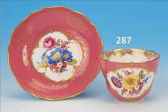 TASSE MIT UNTERTASSE, MEISSEN, 1880/90, PORZELLAN, ROSéFARBENER FOND, ZWEI KARTUSCHEN MIT SCHöNER BLUMENBOUQUETMALEREI, REICHE FILIGRANE ...