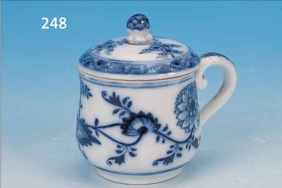 SCHOKOLADENTASSE MIT DECKEL, MEISSEN, MARCOLINI, UM 1770, PORZELLAN, QUALITäTVOLLE BLAUE BEMALUNG V. ZWIEBELMUSTER,MALERMARKE ...