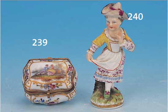 PORZELLANFIGUR, KPM, BERLIN, UM 1785, MäDCHEN MIT SCHüRZE UND HUT, BUNTE BEMALUNG, GOLDSTAFFIET, H. 8,5 CM, L. REST.