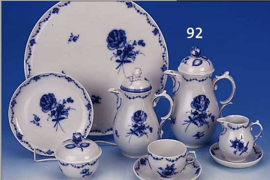 KAFFEESERVICE, FüRSTENBERG, 2. HäLFTE 20. JH., PORZELLAN, BLAUE BLUME, BEST. AUS ZWEI KANNEN, MILCH-, KäNNCHEN, ...