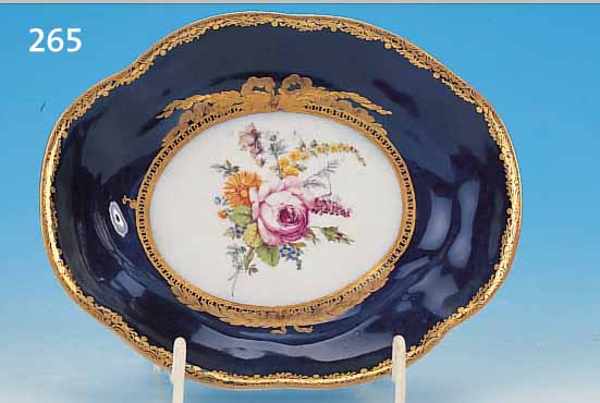 SCHäLCHEN, MEISSEN, UM 1760, PORZELLAN, 16.5 X 13 CM,  KOBALTBLAUER RAND, BLUMENBOUQUET, SCHöNE ...