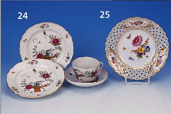 ZIERTELLER, MEISSEN, UM 1880/90, PORZELLAN, D. 20.5 CM, REICHER BLUMENDEKOR MIT INSEKTEN, RAND MIT DURCHBRUCHARBEIT