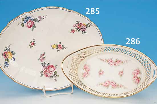 OVALE PLATTE, SEVRES, 1753, PORZELLAN, SEHR FEINE BUNTE BEMALUNG, INSG. 7 BLUMENBOUQUETS U. KLEINE STRäUSSCHEN IN ZARTPASTELLIGEM FARB-AUFTRAG, ...