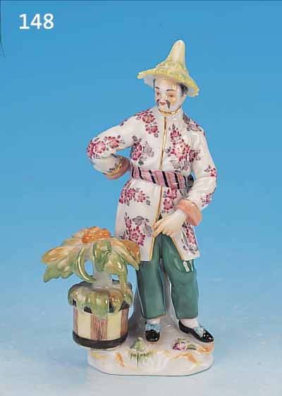 PORZELLANFIGUR, MEISSEN, ANFANG 20. JH., JAPANER MIT ORANGENBäUMCHEN, BUNTE BEMALUNG, GOLDSTAFFAGE, H. 13 CM