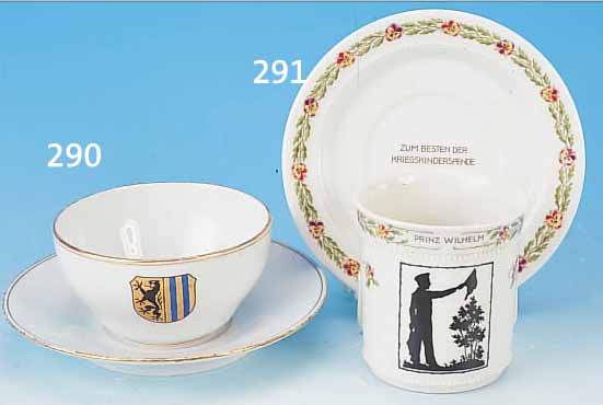 TASSE MIT UNTERTASSE, KPM, BERLIN, DAT. 1916, PORZELLAN, BEZ. ZUM BESTEN DER KRIEGSKINDER-SPENDE, 1916, BUNTE BEMALUNG, IN KARTUSCHE ...