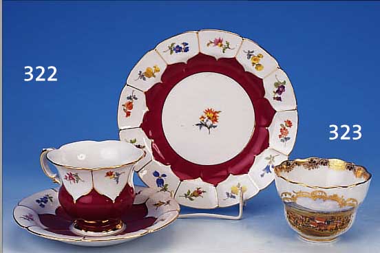 TASSE, MEISSEN, UM 1870-80, PORZELLAN, IN GOLDGERAHMTER KARTUSCHE FEINE BUNTE MALEREI EINER LANDSCHAFT MIT DORFANSICHT, ...