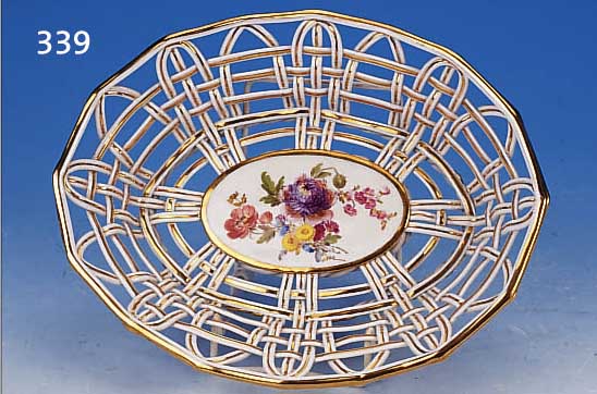 ZIERKöRBCHEN, MEISSEN, UM 1880-90, PORZELLAN, WANDUNGEN REICH GEFLOCHTEN, GOLDSTAFFAGE, MITTIG AM BOGEN BLUMENMALEREI, L. CA. 23 CM
