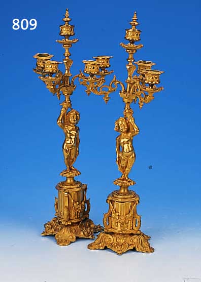 PAAR KERZENLEUCHTER, WOHL ITALIEN, UM 1870, MESSINGGUß VERGOLDET, BAROCKSTIL, MIT PUTTI VERZIERT, VIER BRENN- STELLEN, ...