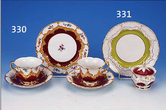 TELLER UND ZUCKERDOSE, MEISSEN, 2. HäLFTE 20. JH., , PORZELLAN, 2. WAHL, 1 X Z.T. ROT STAFFIERT MIT ...