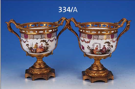 PAAR FUßSCHALEN, MEISSEN, UM 1880/90, PORZELLAN MIT VERGOLDETER MESSINGMONTUR BEIDSEITIG BEMALT, GALANTE, SZENEN, ...