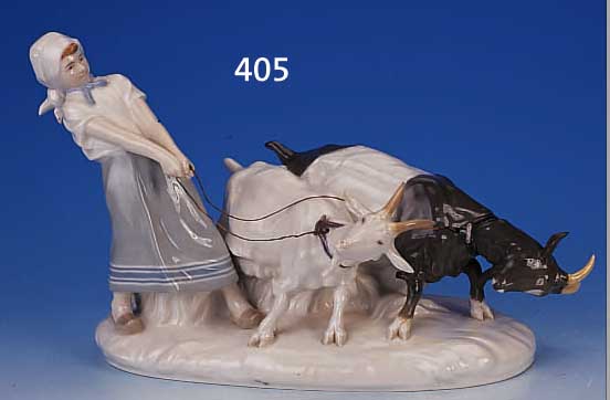 PORZELLANFIGUR, MEISSEN, 1924-33, ENTWURF O. PILZ, 42 X 40 CM, BäUERIN MIT ZWEI ZIEGENBöCKEN, AN DEN ...