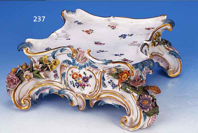 SOCKEL, MEISSEN, UM 1860, PORZELLAN, 11 X 28 X 26 CM, GROßE APPLIZIERTE BLUMEN UND BLäTTER, MIT STREUBLüMCHEN OBEN UND ZWEI ...