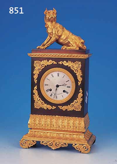 PENDULE FRANKREICH, UM 1840/50, VERZIERTER U. VERGOLDETER BRONZEGUß, FüßE IN VOLUTENFORM,SOCKEL MIT BLATTDEKOR, TIERBEKRöNUNG, OBERER FRIES ...